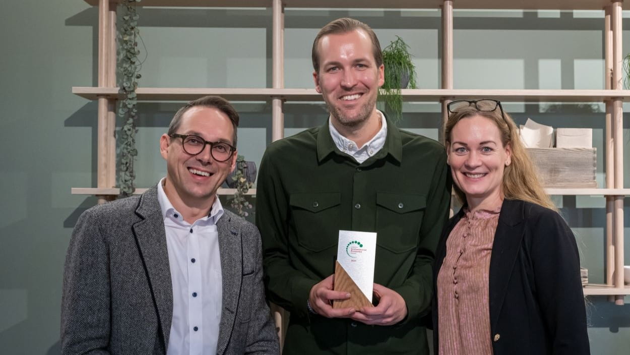 Three DSV Employees with a sustainability award